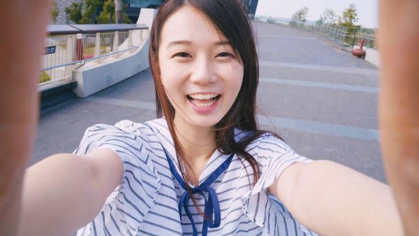 joven mujer sonrisa tomar selfie - autorretrato fotografías e imágenes de stock