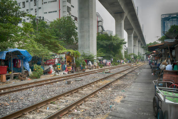 baracche dei senzatetto a bangkok - barracks foto e immagini stock
