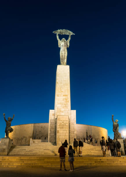 monumento de la liberación de budapest - liberation monument budapest hungary monument fotografías e imágenes de stock