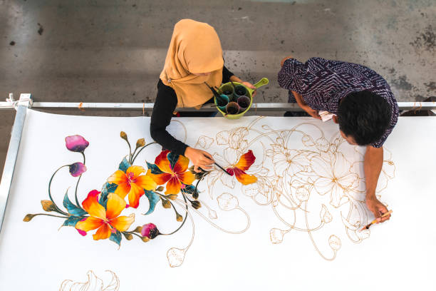 rekan kerja melukis di bengkel batik - batik potret stok, foto, & gambar bebas royalti