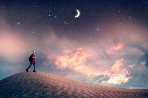 путешественник исследовать пустыню на закате при прохождении изо дня в сутки. - sunset to night стоковые фото и изображения
