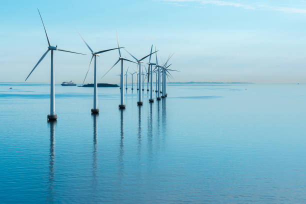 offshore-windmühle park alternativenergie. windmühlen im meer mit reflexion in den morgen, dänemark - sea wind turbine turbine wind stock-fotos und bilder