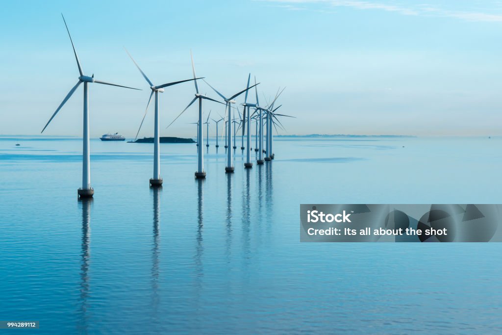 energía alternativa del parque del molino de viento offshore. molinos de viento en el mar con la reflexión de la mañana, Dinamarca - Foto de stock de Energía hidroeléctrica libre de derechos