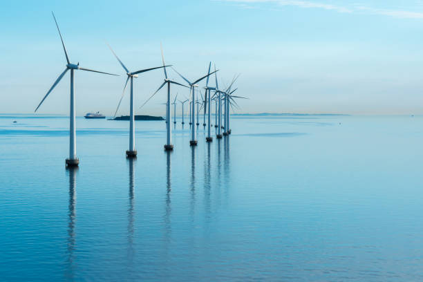 morski park wiatrowy alternatywnych energii. wiatraki w morzu z refleksją w godzinach porannych, dania - sea wind turbine turbine wind zdjęcia i obrazy z banku zdjęć