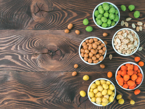 snack di arachidi per bar per feste - beer nuts immagine foto e immagini stock