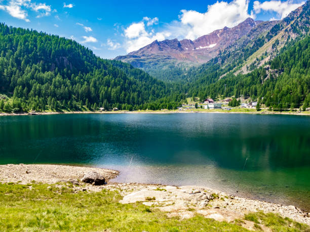 avec des cannes à pêche en face, vue sur lac fontana bianca dans la vallée d’ultimo, parc national du stelvio - water surface european alps mountain valley photos et images de collection