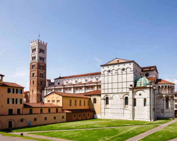 lucca cathedral exterior tuscany italy - religion christianity bell tower catholicism imagens e fotografias de stock