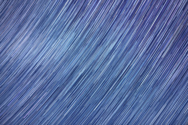 senderos de estrellas en fondos de medianoche - star trail clear sky tranquil scene circle fotografías e imágenes de stock