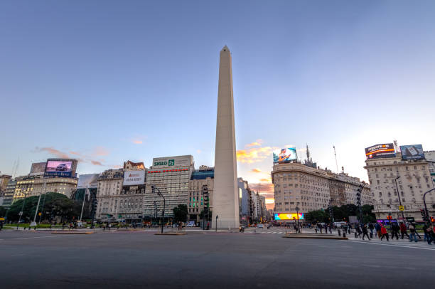 プラザ デ ラ レプブリカ アット サンセット - ブエノスアイレス、アルゼンチンのブエノスアイレスのオベリスク - obelisco ストックフォトと画像