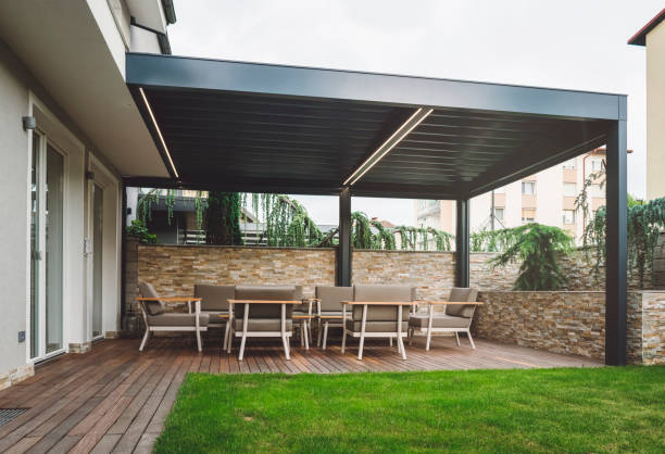 istock Stylish and modern house with green lawn 994386638