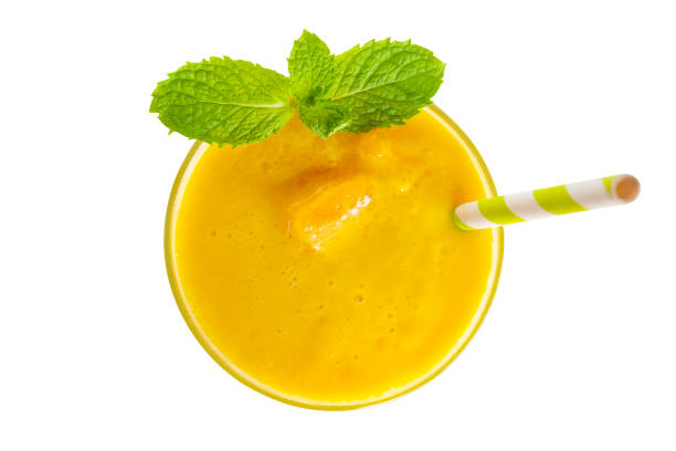 mango smoothies bunte orangensaft trinken gesunde der geschmack lecker in glas trinken folge morgen isoliert auf weißem hintergrund aus draufsicht mit beschneidungspfad. - green ground juice freshness stock-fotos und bilder