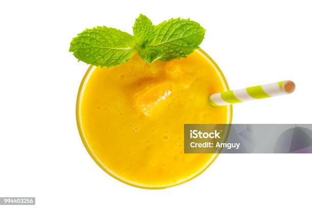 Photo libre de droit de Boisson De Jus Dorange Coloré De Smoothies Mangue Sain Le Goût Délicieux En Verre A Boire Matin Épisode Isolé Sur Fond Blanc De La Vue De Dessus Avec Un Tracé De Détourage banque d'images et plus d'images libres de droit de Cocktail de fruits pressés