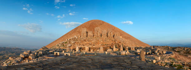 nemrud dagh. monte nemrut, adiyaman - turquía - nemrud dagh mountain turkey history fotografías e imágenes de stock