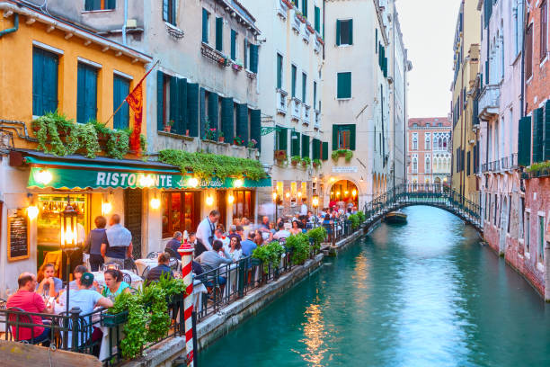 Personnes au restaurant près de canal à Venise - Photo