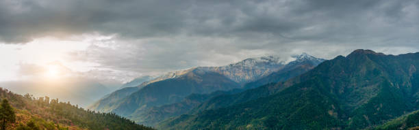himalayas landscape. mountain range - nepal landscape hiking rice imagens e fotografias de stock