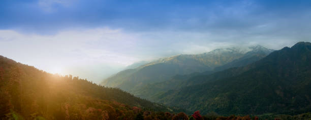 himalayas landscape. mountain range - nepal landscape hiking rice imagens e fotografias de stock