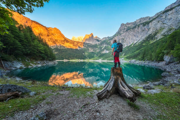 wanderer am gosausee mit dachstein-blick - dachsteingebirge stock-fotos und bilder