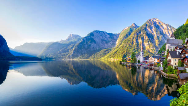 hallstatt village e hallstatter see lago in austria - unesco world heritage site cloud day sunlight foto e immagini stock