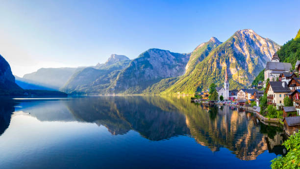 オーストリアのハルシュタット村と hallstatter 湖 - unesco world heritage site cloud day sunlight ストックフォトと画像