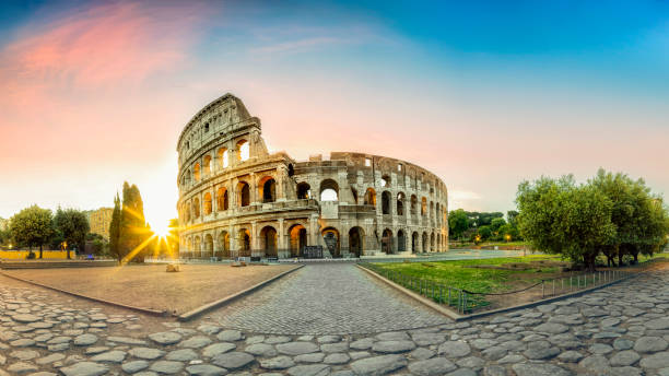colosseo a roma e sole del mattino, italia - colosseo foto e immagini stock
