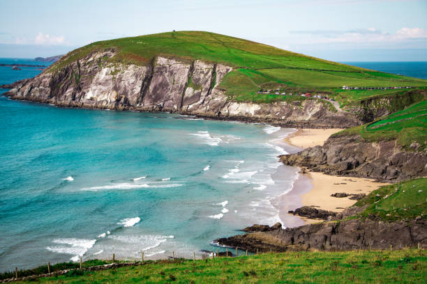 слей хед маршрут бич.  ирландия - republic of ireland famous place dingle peninsula slea head стоковые фото и изображения