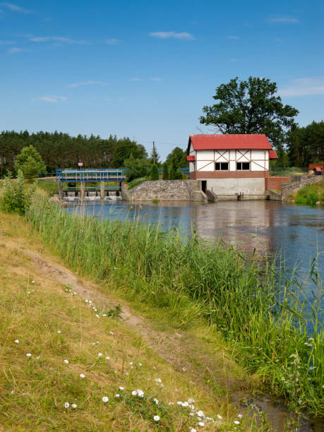 usina hidrelétrica no rio mdo. vila wdecki mlyn, polónia. - miniature weir - fotografias e filmes do acervo