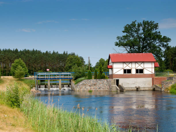 usina hidrelétrica no rio mdo. vila wdecki mlyn, polónia. - miniature weir - fotografias e filmes do acervo