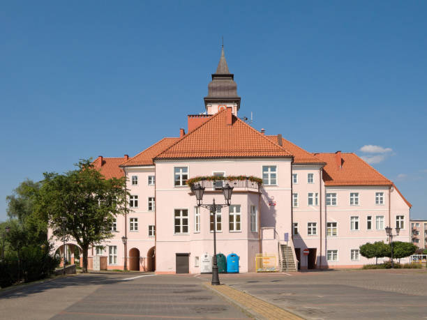 hôtel de ville baroque neo (construit en 1910). ilawa, pologne. - neo baroque photos et images de collection