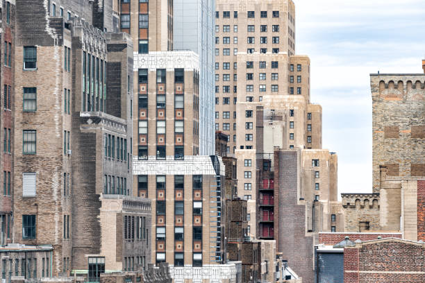 modello di primo piano della vecchia architettura di grattacieli in mattoni vintage nella vista aerea di new york city nyc attraverso le finestre - new york city new york state skyscraper high angle view foto e immagini stock