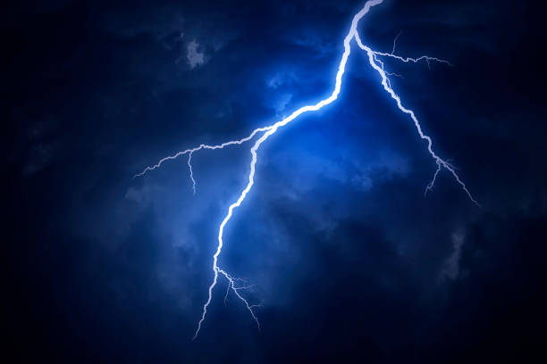 un fulmine su un cielo nuvoloso e tempestoso - lightning foto e immagini stock