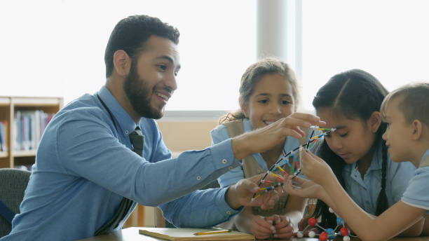 profesor habla de hélice del adn - dna science child education fotografías e imágenes de stock