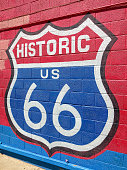 die-historische-route-66-zeichen-in-blaue-und-rote-farbe-in-vereinigte-staaten-von-amerika.jpg?b=1&s=170x170&k=20&c=DnwsO1tlVl3bS2_shzDIBBwvkSf9A6UyBmoU46zSzMk=
