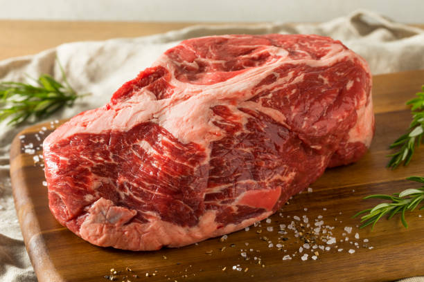 raw red grass fed chuck beef roast - sirloin steak fotos imagens e fotografias de stock