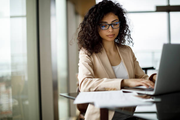 istock Businesswoman working on laptop at a cafe 994518556