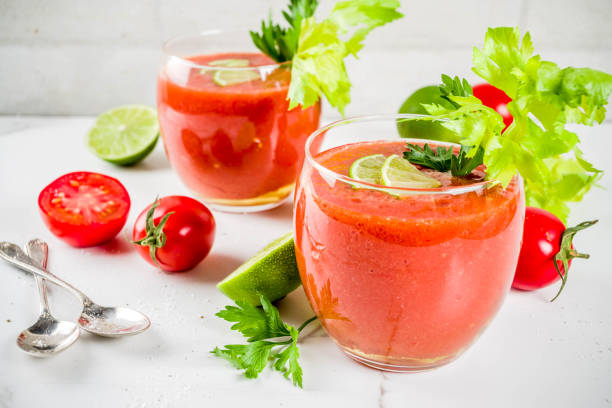 zuppa fredda gazpacho in bicchieri - gazpacho salsa vegan food freshness foto e immagini stock