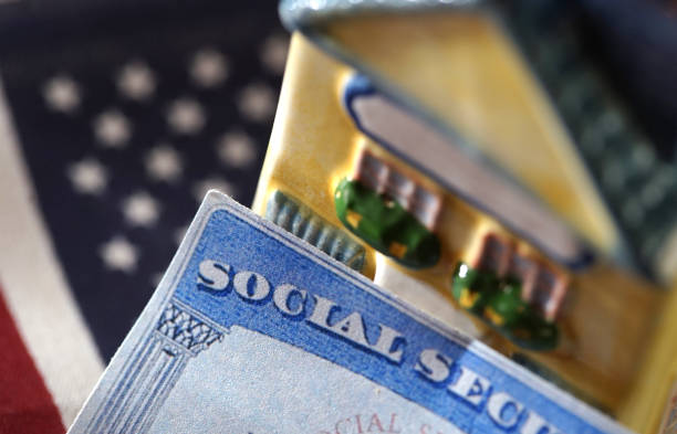 cartões de segurança social - social security social security card identity us currency - fotografias e filmes do acervo