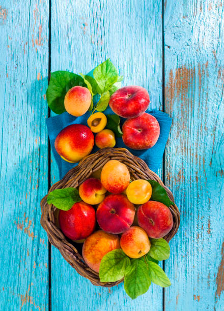 frutas de verano en madera antigua azul - peach nectarine portion fruit fotografías e imágenes de stock