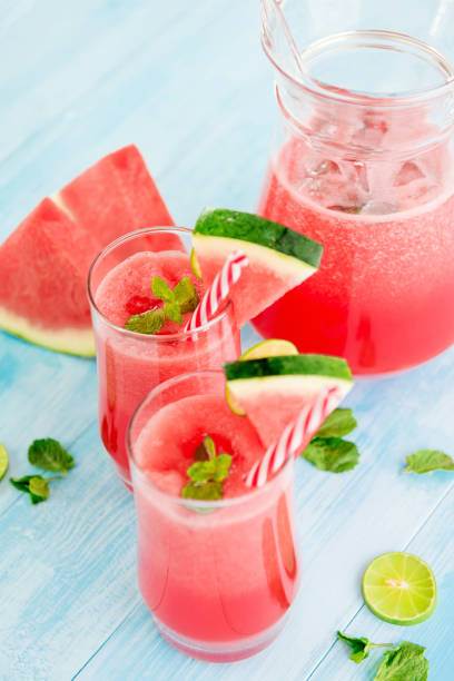 frio de melancia suco batido as bebidas refrescantes para o verão - strawberry mocktail smoothie cocktail - fotografias e filmes do acervo