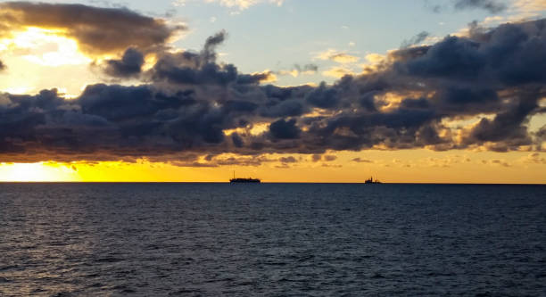 tramonto nell'area offshore - floating oil production platform foto e immagini stock