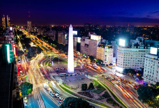 夜 - ブエノスアイレス、アルゼンチンのブエノスアイレス、コリエンテス通りカラフルな空撮 - obelisco ストックフォトと画像