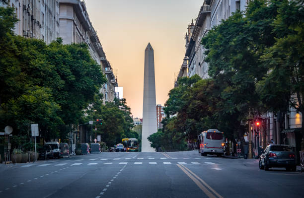 avenida corrientes con el obelisco de fondo - buenos aires, argentina - buenos aires fotografías e imágenes de stock