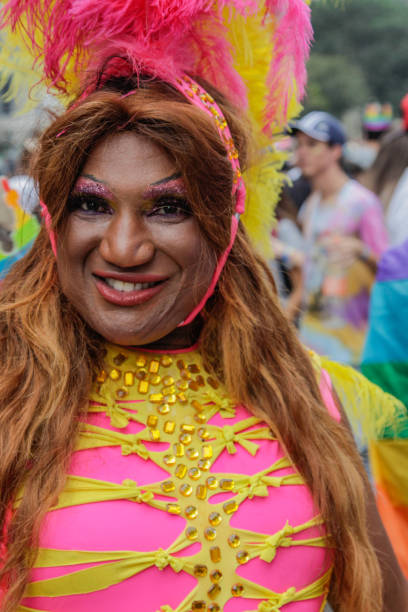 drag queen dans le défilé de la fierté gay sao paulo 2018 - editorial vertical homosexual people photos et images de collection