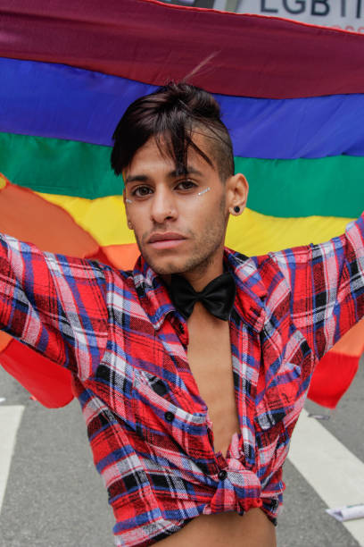 homme avec un drapeau et une cravate à la gay pride parade sao paulo 2018 - editorial vertical homosexual people photos et images de collection