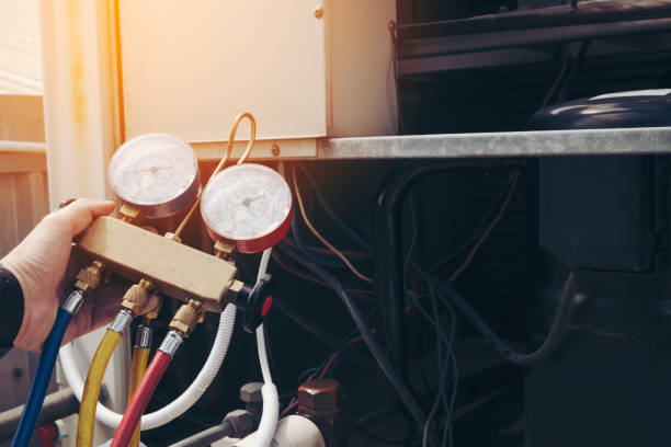 técnico es control de acondicionador de aire - air conditioner electricity repairing furnace fotografías e imágenes de stock