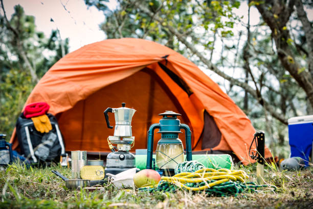 装置および山の荒野でのハイキングのための付属品 - キャンプする ストックフォトと画像