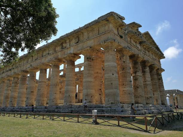 паестум - вид на храм нептуна - temple of neptune стоковые фото и изображения