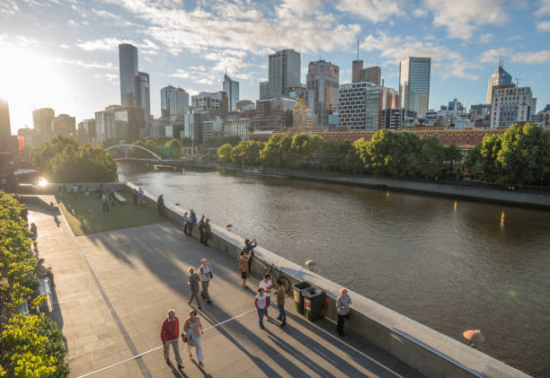 melbourne, austrália - 20 de fevereiro de 2016: paisagem urbana melbourne a cidade mais habitável do mundo ao pôr do sol. - yarra river - fotografias e filmes do acervo