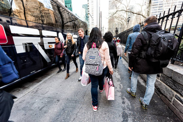 marciapiede di manhattan nyc nel centro di herald square, strada della 6th avenue, cartelli, molte persone che camminano, donna che porta la borsa rosa victorias secret - victorias secret shopping bag pink photography foto e immagini stock