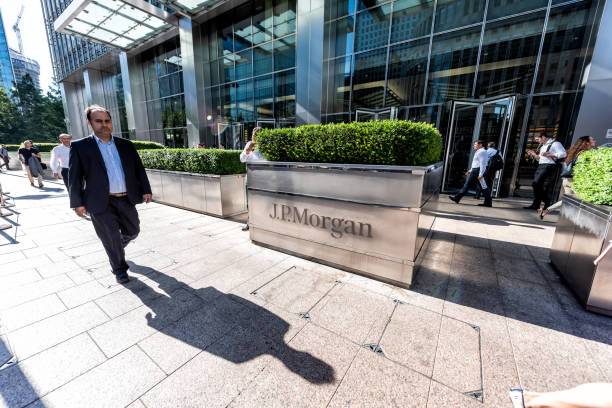 entrada exterior banco de financeiro jp morgan escritório edifício em canary wharf docklands, arquitetura em hora de ponta da manhã, homem de negócios andando - urban scene business sign large group of people - fotografias e filmes do acervo