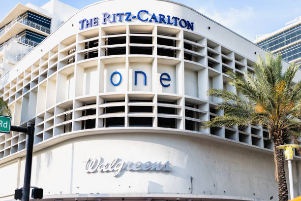 the ritz-carlton, ritz carlton hotel, resort, spa, walgreens apotheke schilder an der collins avenue in der nähe von ocean drive art deco-viertel - usa street the ritz carlton hotels hotel stock-fotos und bilder